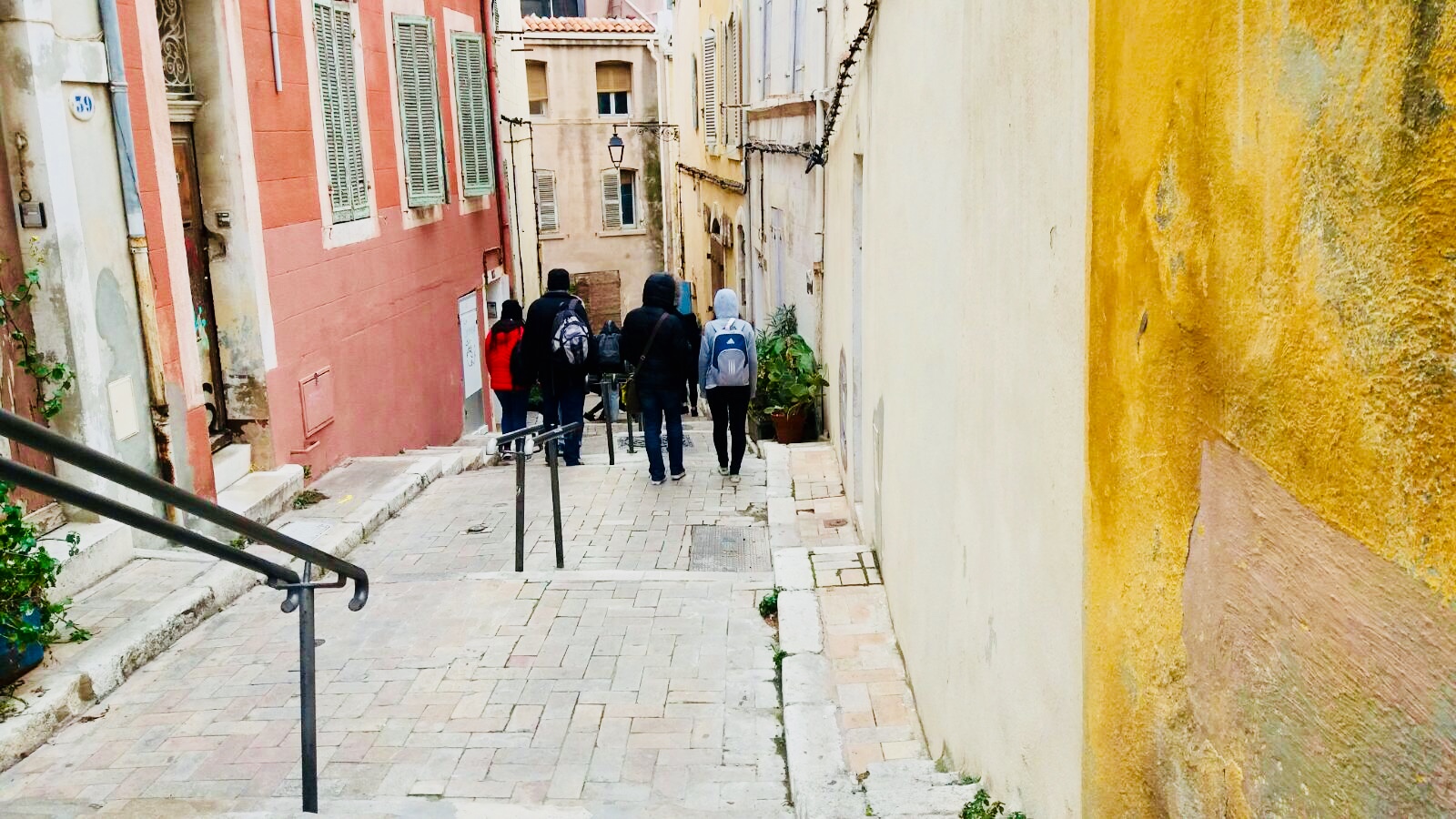 Lire la suite à propos de l’article Froid polaire fin février pour le voyage des lycéens de Saint-Denis à Marseille